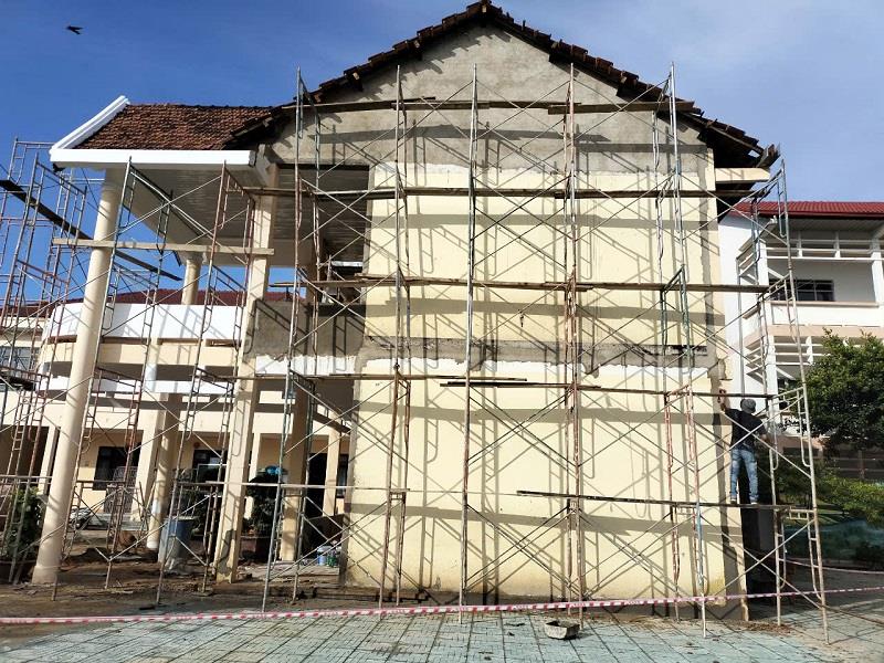Đơn vị thi công nỗ lực đẩy nhanh tiến độ cải tạo, sửa chữa để kịp bàn giao cho trường THCS Hùng Vương thị trấn Lạc Dương đưa vào sử dụng trước ngày khai giảng năm học mới