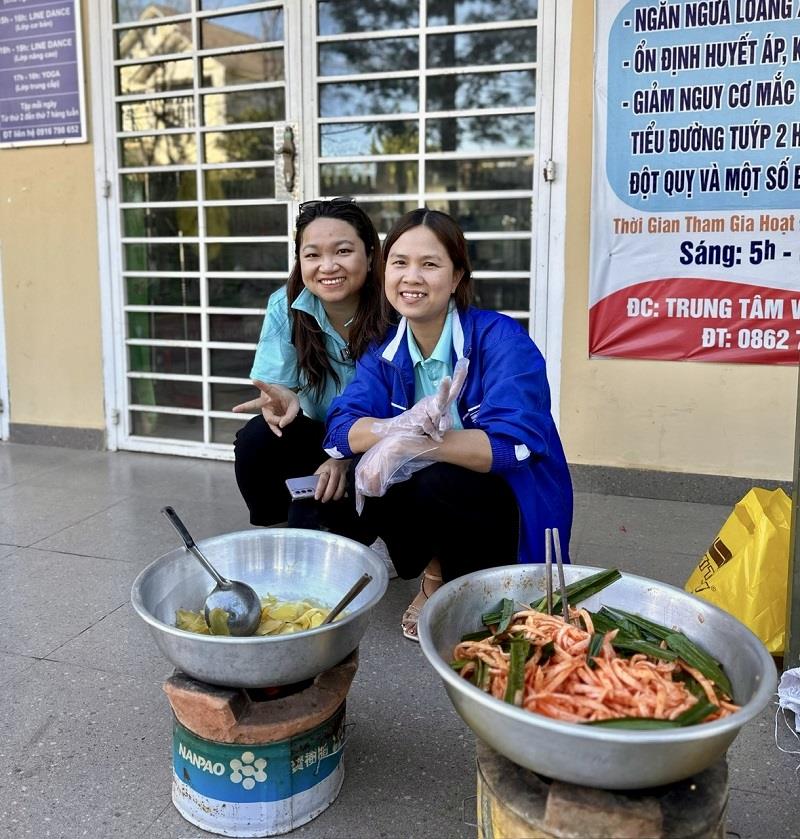 Đoàn viên, thanh niên làm mứt Tết