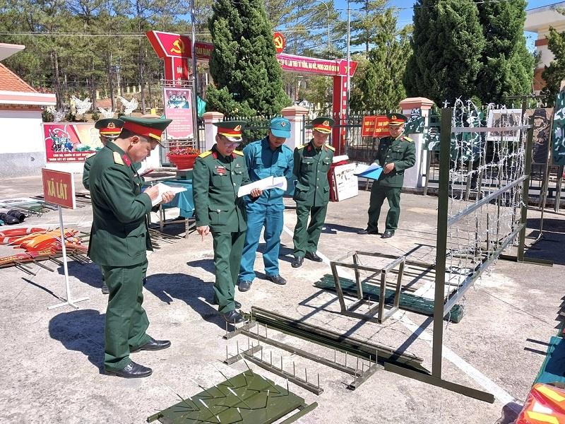Ban Giám khảo chấm điểm các mô hình, sáng kiến tại Hội thi