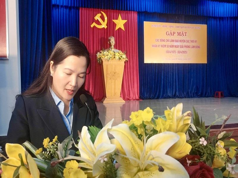 Đồng chí Trần Thị Chúc Quỳnh - Bí thư Huyện ủy đọc diễn văn ôn lại kỷ niệm 50 năm Ngày Giải phóng tỉnh Lâm Đồng