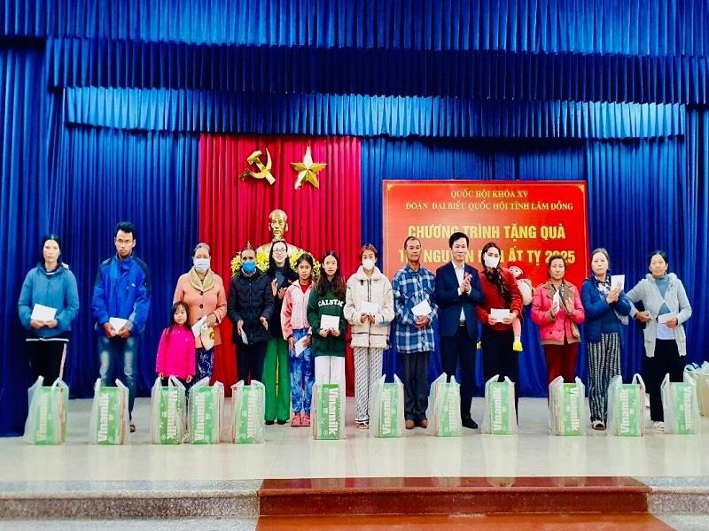 Đoàn ĐBQH tỉnh thăm hỏi, tặng quà Tết, động viên nhân dân vui xuân, đón Tết an vui