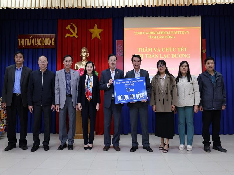 Chủ tịch Ủy ban MTTQ Việt Nam tỉnh Phạm Triều trao tặng công trình trị giá 600 triệu đồng cho Đảng bộ, chính quyền và Nhân dân thị trấn Lạc Dương