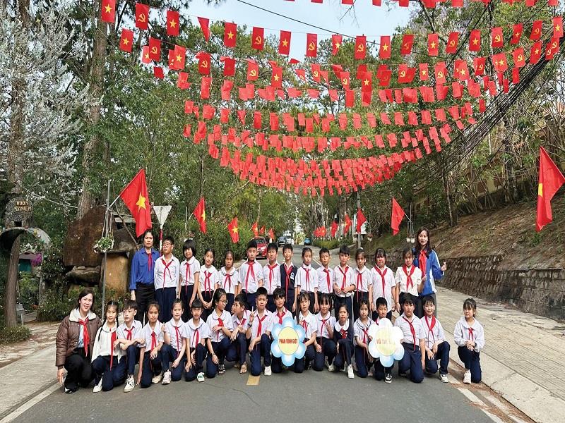 Tuổi trẻ TP Đà Lạt thực hiện công trình thanh niên Tuyến đường cờ hoa chào mừng 50 năm giải phóng Đà Lạt và đại hội Đảng bộ các cấp