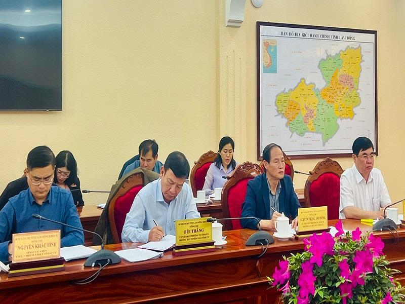 Các đồng chí lãnh đạo tỉnh Lâm Đồng và các ban của Tỉnh ủy tham gia phiên họp