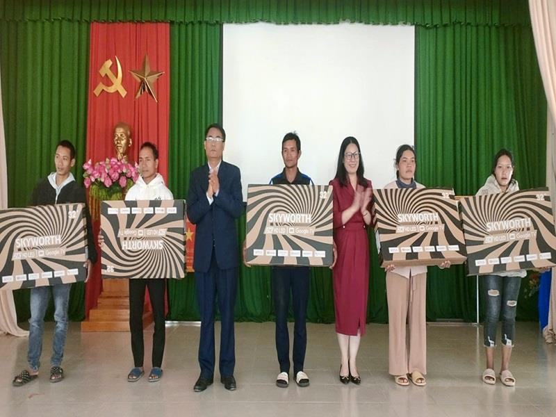 Đại diện Ban Dân vận Tỉnh ủy và lãnh đạo huyện Lạc Dương trao tặng ti vi cho  hộ nghèo trên địa bàn xã Lát