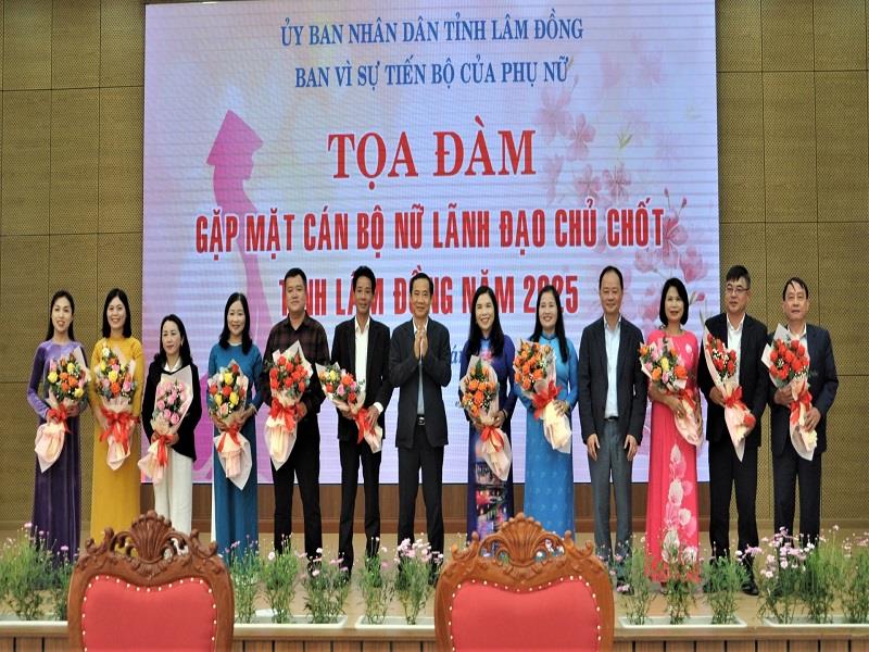 Lãnh đạo tỉnh trao hoa cho các thành viên trong Ban Vì sự tiến bộ của phụ nữ tỉnh Lâm Đồng ra mắt tại buổi Toạ đàm