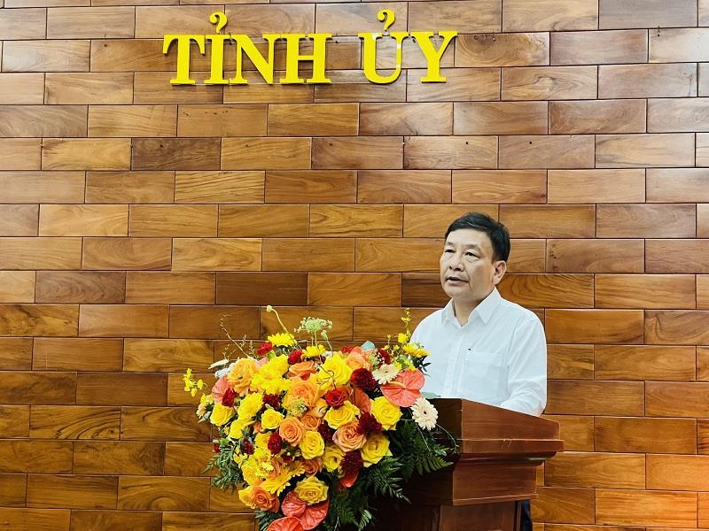 Đồng chí Bùi Thắng - Phó Bí thư Tỉnh uỷ báo cáo các dự thảo, tờ trình đề án sáp nhập 3 tỉnh, dự thảo Văn kiện trình Đại hội