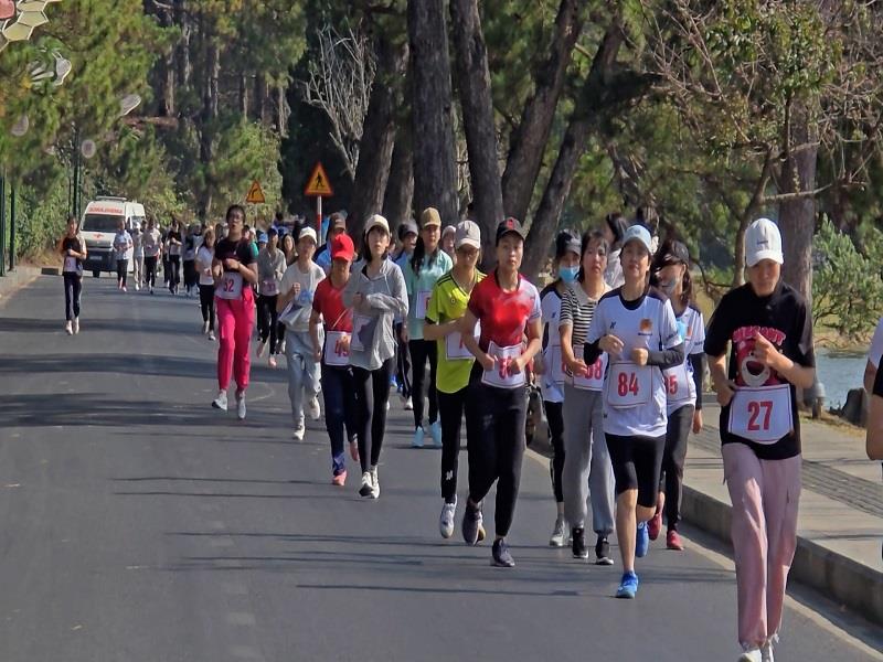 Các vận động viên nữ tranh tài ở chặng đua 3km