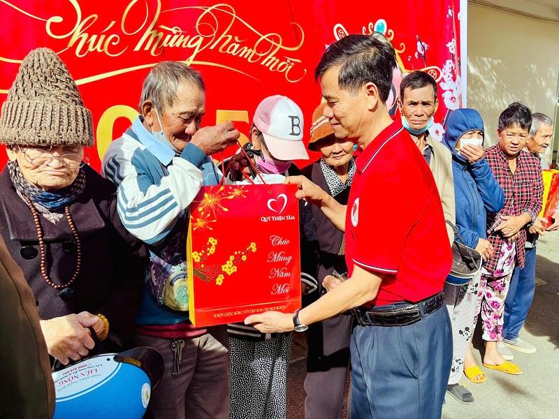 Ông Nguyễn Quang Minh - Chủ tịch Hội CTĐ tỉnh Lâm Đồng trao quà Tết cho người cao tuổi tại Đức Trọng