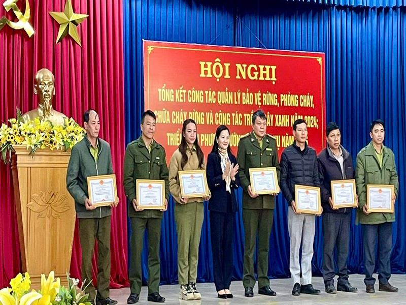 Đồng chí Trần Thị Chúc Quỳnh - Bí thư Huyện ủy Lạc Dương trao Giấy khen cho các tập thể