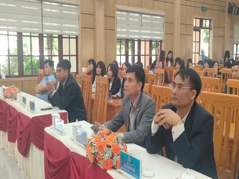 Các đồng chí lãnh đạo huyện và đại biểu tham dự lễ khai mạc Liên hoan