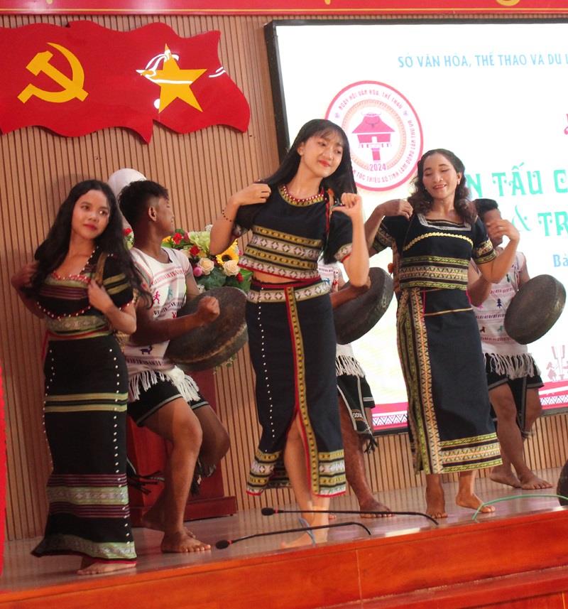 Thi trang phục và diễn tấu cồng chiêng