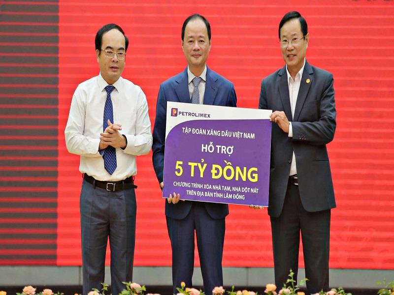 Chủ tịch UBND tỉnh Trần Hồng Thái và Chủ tịch Ủy ban MTTQ Việt Nam tỉnh Phạm Triều tiếp nhận nguồn quỹ ủng hộ xoá nhà tạm, nhà dột nát cho hộ nghèo Lâm Đồng