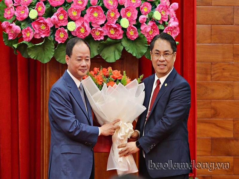 Phó Trưởng Ban Tổ chức Trung ương Phan Thăng An (bên phải) tặng hoa chúc mừng đồng chí Trần Hồng Thái