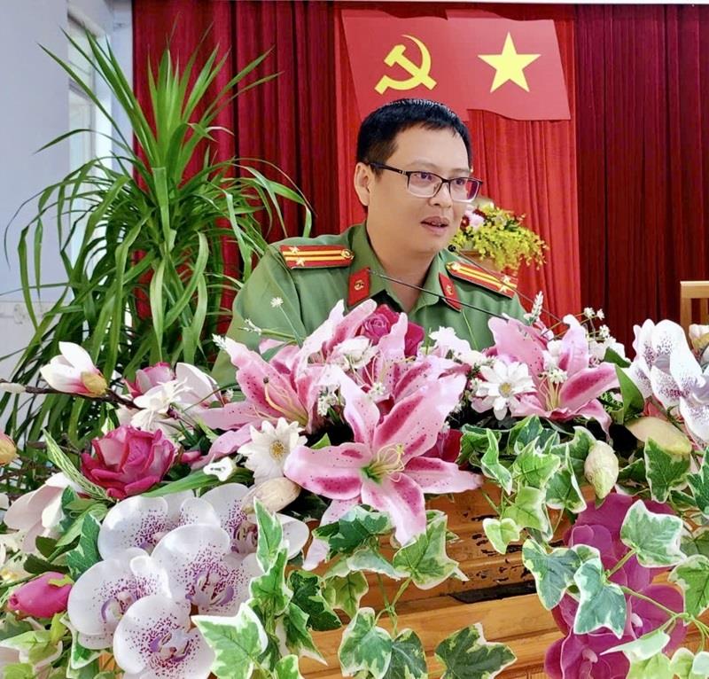 Trung tá Bùi Quốc Huy - Phó trưởng Công an huyện Lạc Dương phát biểu chỉ đạo tại hội nghị