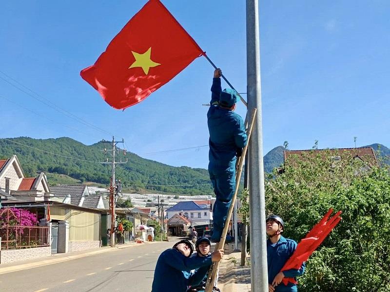 Gắn cờ Tổ quốc xây dựng tuyến đường cờ tại đường Duy Tân