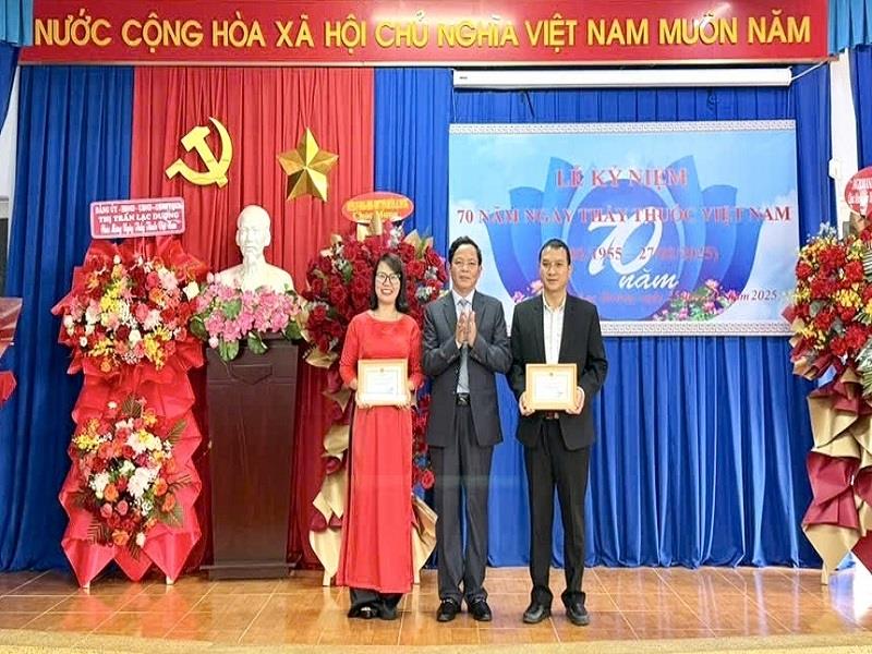 2 cá nhân thuộc Trung tâm Y tế huyện Lạc Dương được trao tặng Kỷ niệm chương Vì sức khỏe Nhân dân