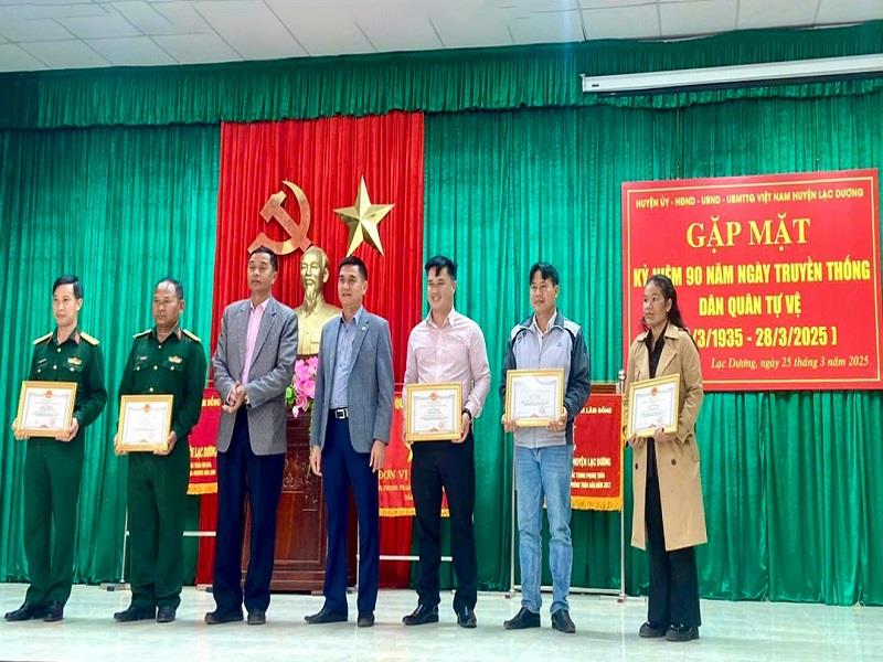 Phó Chủ tịch HĐND huyện Đỗ Khắc Lợi và Phó Chủ tịch UBND huyện Cil Poh trao giấy khen cho các cá nhân