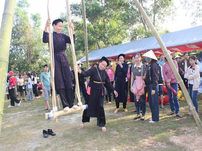 Đồng bào Tày (xã An Nhơn, huyện Đạ Huoai) vui chơi trong lễ hội Lồng tồng