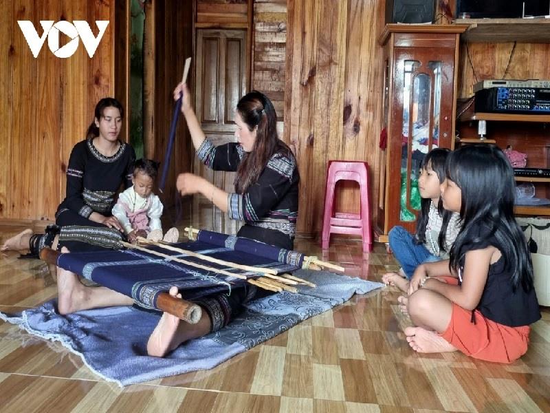 Chị em người K'Ho ở Đưng Knớ đang trở lại gắn bó với khung dệt