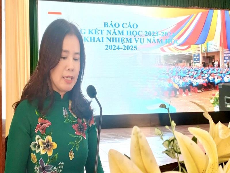 Bà Nguyễn Thị Thủy - Trưởng phòng Giáo dục và Đào tạo huyện Lạc Dương báo cáo tóm tắt tổng kết năm học 2023-2024