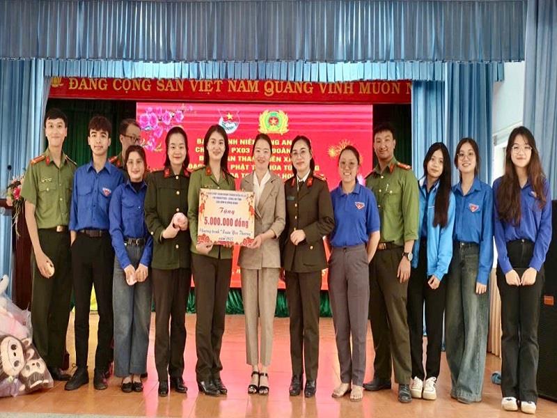 Trao tặng tiền “Xuân yêu thương” cho các trường học