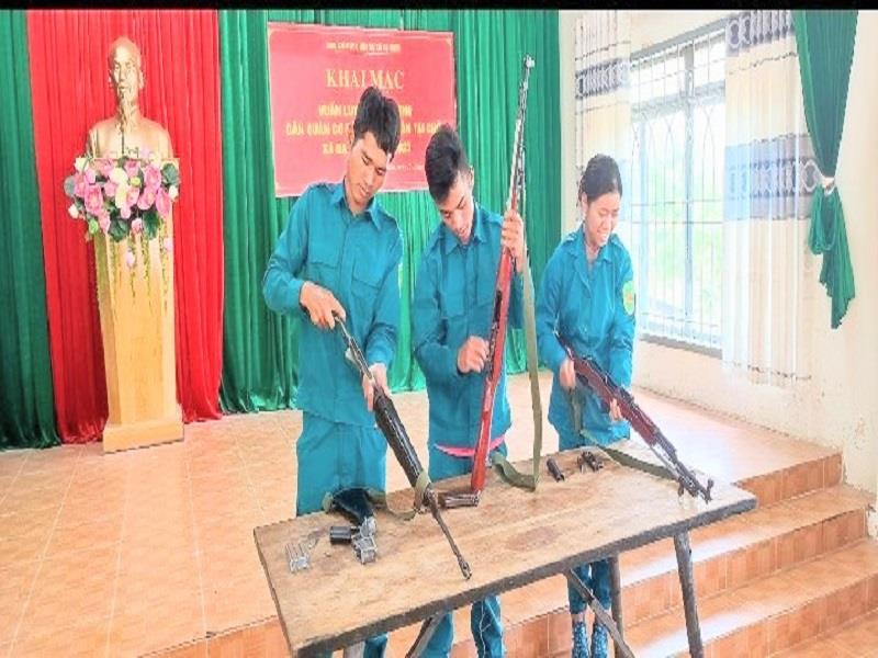 Cán bộ dân quân tự vệ thực hiện bảo quản VKTBKT sau giờ huấn luyện