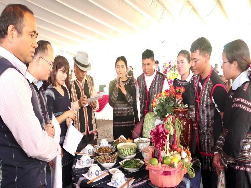 Huyện Lạc Dương thường xuyên tổ chức Hội thi Ẩm thực và rượu cần Lang Biang để giữ gìn và quảng bá nét đặc sắc trong các món ăn truyền thống của đồng bào DTTS
