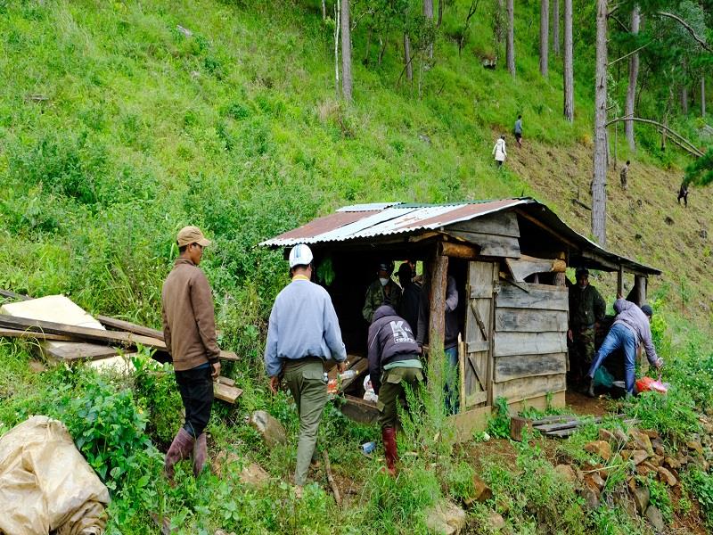 UBND xã Đạ Sar cùng các đơn vị chức năng tiến hành truy quét, giải tỏa các điểm khai thác khoáng sản trái phép trên địa bàn