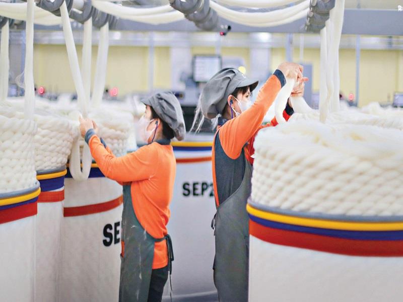 Sản xuất sợi len lông cừu xuất khẩu tại TP Đà Lạt. Ảnh: Chính Thành