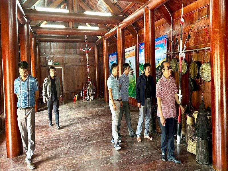 Các đại biểu tham quan Làng truyền thống dân tộc K'Ho thôn Đưng K'Si