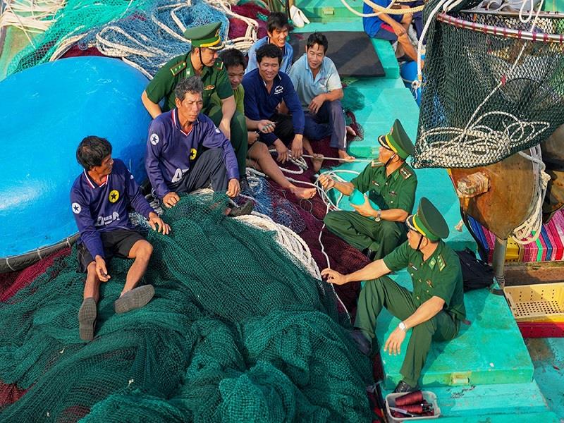 Cán bộ, chiến sĩ Đồn Biên phòng Trường Sa, Bộ đội Biên phòng tỉnh Khánh Hòa gắn kết, hỗ trợ ngư dân vươn khơi bám biển_Ảnh: TTXVN