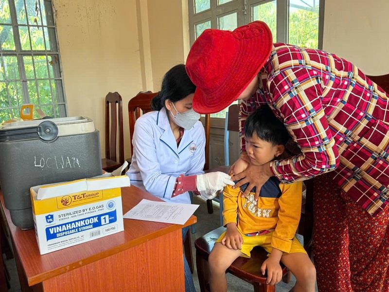 Tiêm vắc xin phòng bệnh sởi tại huyện Bảo Lâm