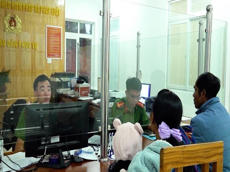 Nhiều người dân chủ động đến trụ sở Công an xã Đạ Sar góp ý dự thảo sửa đổi Hiến pháp