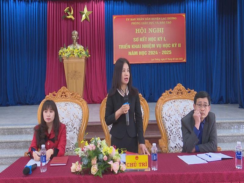 Đồng chí Nguyễn Thị Thủy - Trưởng phòng Giáo dục và Đào tạo huyện Lạc Dương tiếp thu và chỉ đạo một số nhiệm vụ trong học kỳ II cũng như cả năm học