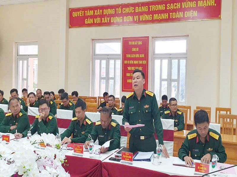 Đại diện Ban CHQS huyện Lạc Dương báo cáo tình hình thực hiện quy chế dân chủ tại đơn vị