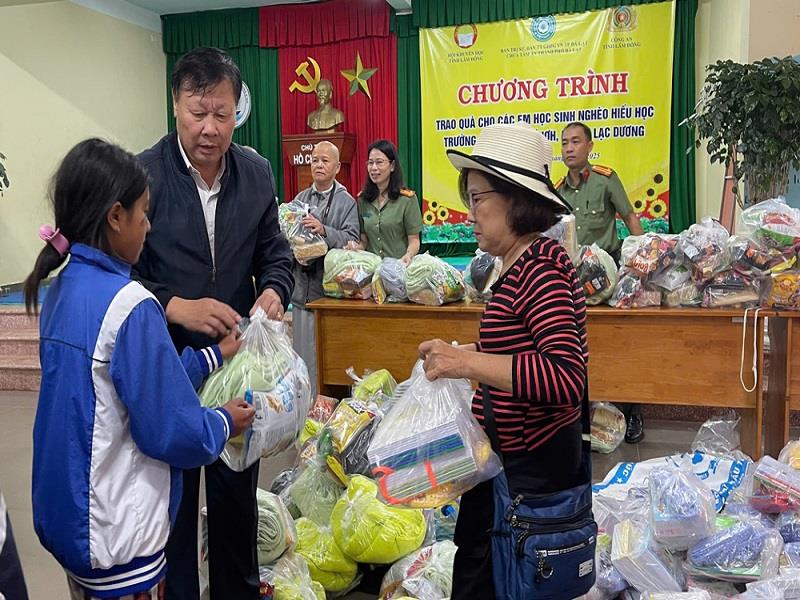 Ông Đỗ Hoàng Tuấn - Phó Chủ tịch Hội Khuyến học tỉnh Lâm Đồng cùng các nhà hảo tâm trao quà cho các em học sinh