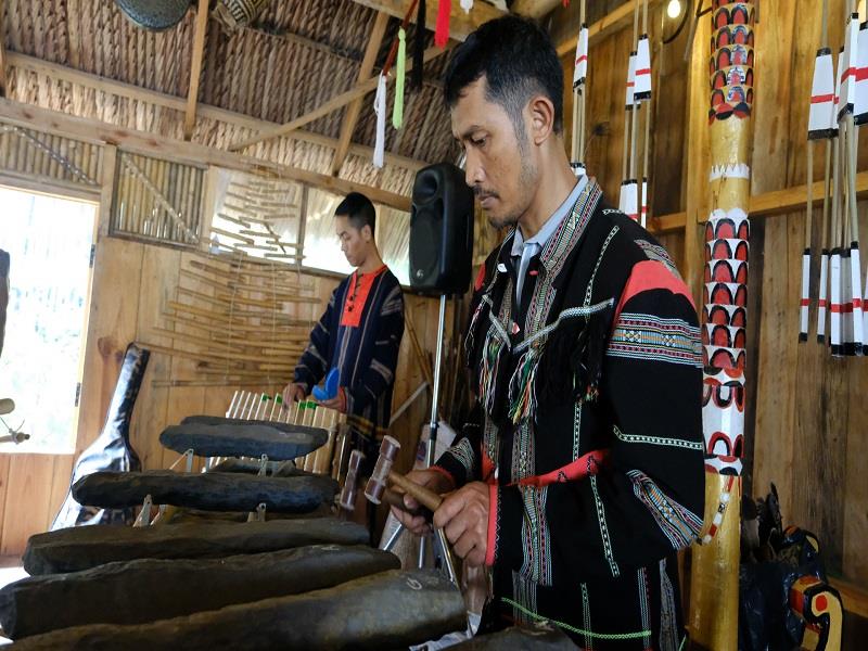 Anh Dagout Brice Liêm sưu tầm đàn đá để làm phong phú thêm những điệu nhạc dân gian