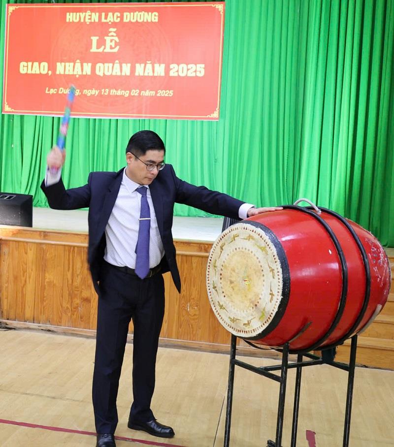 Đồng chí Nguyễn Khắc Bình - UVBTV, Chủ nhiệm Ủy ban Kiểm tra Tỉnh ủy đánh trống khai hội tòng quân
