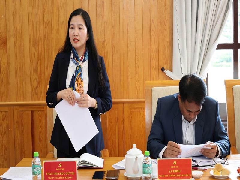Bí thư Huyện ủy Lạc Dương Trần Thị Chúc Quỳnh báo cáo tình hình tổ chức Tết Nguyên đán Ất Tỵ 2025, tình hình thực hiện nhiệm vụ năm 2024 và triển khai nhiệm vụ năm 2025