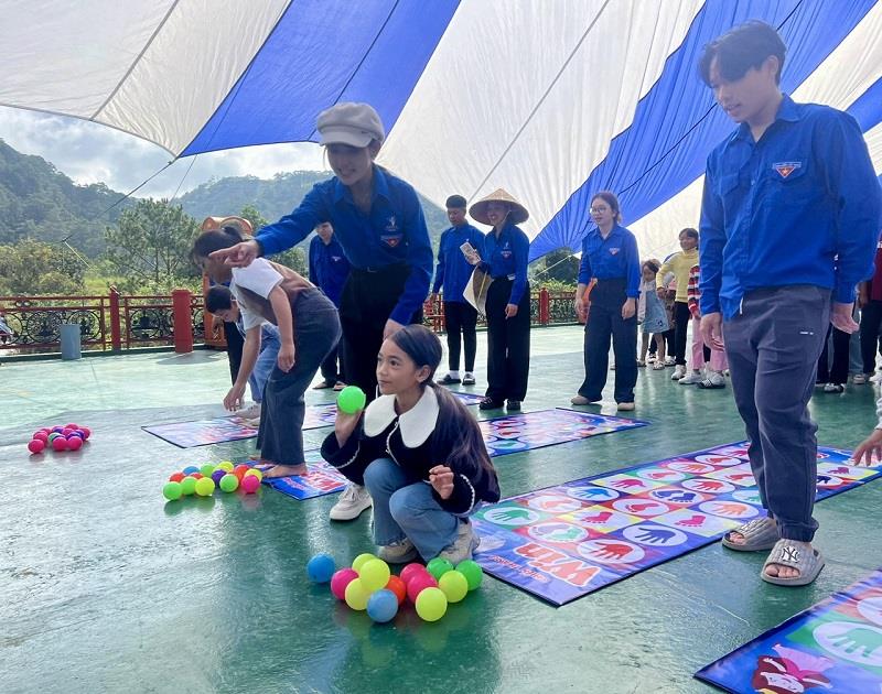 Các em thiếu nhi hào hứng tham gia các trò chơi