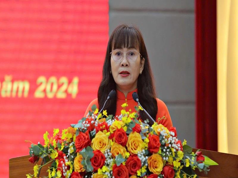 Bà Phạm Thị Hồng Hải - Giám đốc Sở Giáo dục và Đào tạo, trình bày 2 dự thảo nghị quyết về lĩnh vực giáo dục