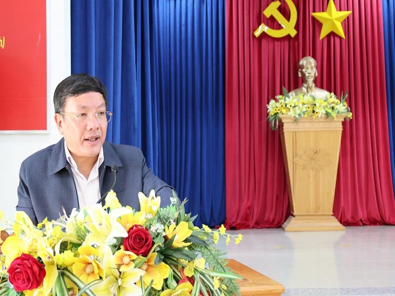 Chủ tịch UBND huyện Lạc Dương Bùi Thế báo cáo tại buổi làm việc