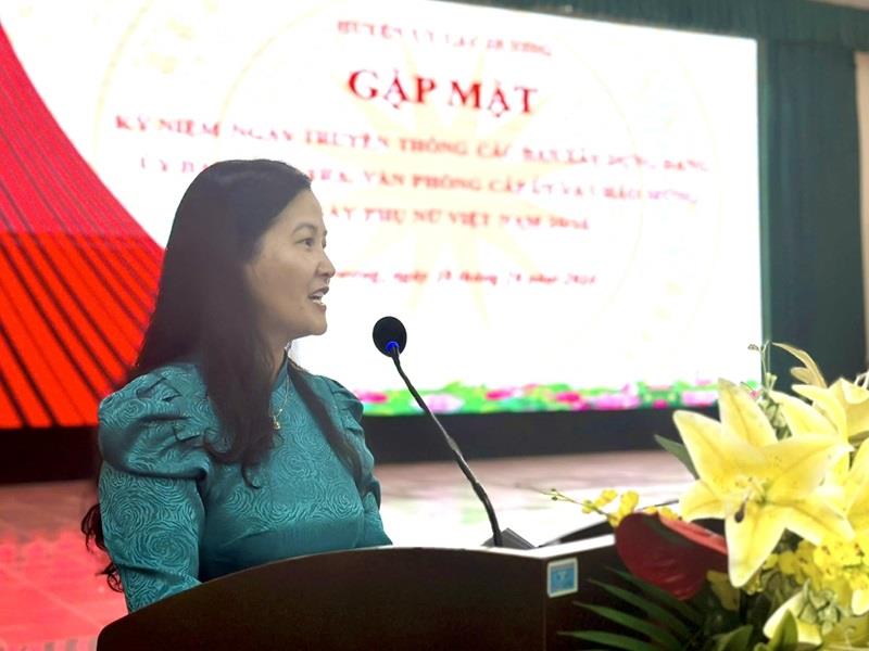 Bí thư Huyện ủy Lạc Dương Trần Thị Chúc Quỳnh phát biểu tại buổi gặp mặt