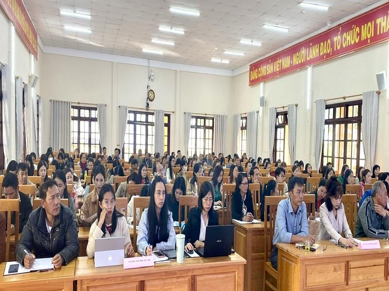 Cán bộ quản lý, giáo viên, nhân viên ngành Giáo dục huyện tham gia lớp bồi dưỡng, tập huấn chính trị hè