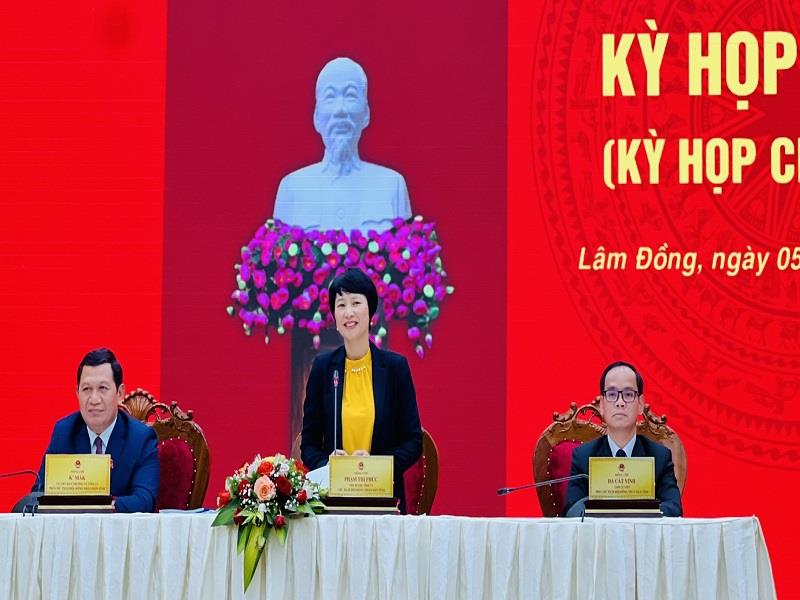 Chủ tịch HĐND tỉnh Phạm Thị Phúc và các Phó Chủ tịch HĐND tỉnh K' Mák, Đa Cát Vinh chủ trì điều hành kỳ họp