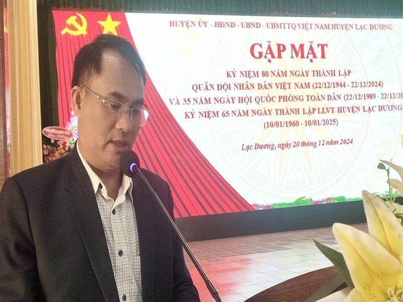 Đồng chí Ya Tiong - Phó Bí thư Thường trực Huyện ủy phát biểu tại buổi gặp mặt