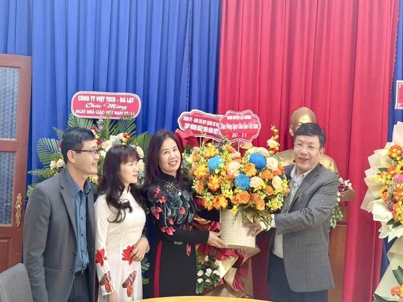 Chủ tịch UBND huyện Lạc Dương Bùi Thế tặng hoa chúc mừng cán bộ, nhân viên Phòng Giáo dục và Đào tạo huyện