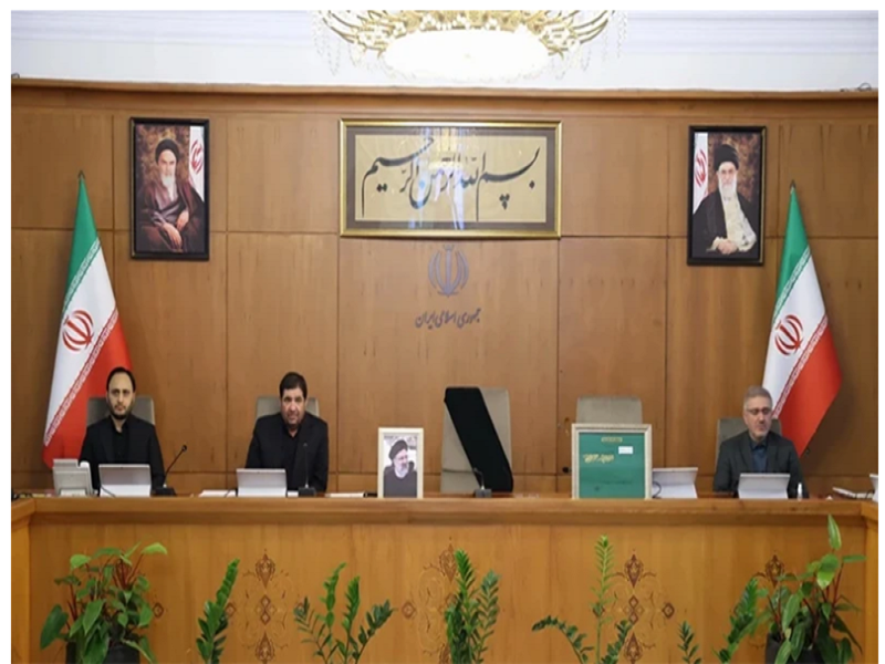 Tổng thống lâm thời Iran Mohammad Mokhber (thứ 2, trái) chủ trì một cuộc họp nội các khẩn tại thủ đô Tehran. (Ảnh: AFP/TTXVN)