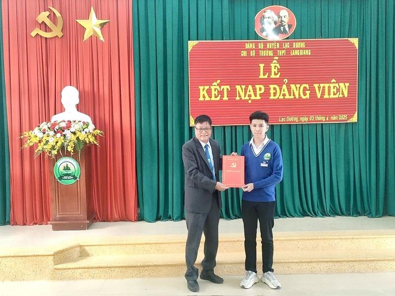 Thầy Đặng Thành Long - Bí thư Chi bộ, Hiệu trưởng Trường THPT LangBiang trao quyết định kết nạp Đảng cho quần chúng ưu tú Đặng Vũ Cao Sơn